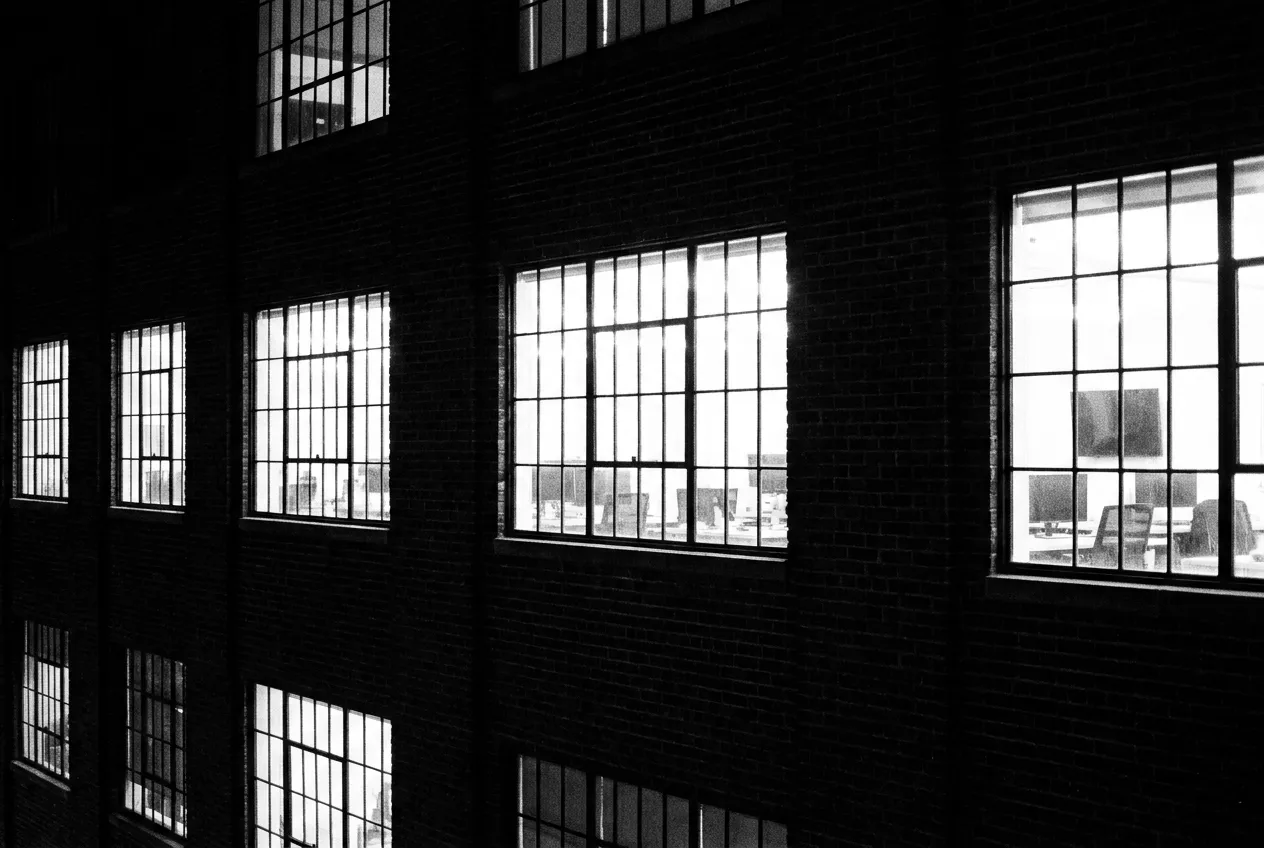 Fenêtres éclairées d'un immeuble de bureaux la nuit, San Francisco, Ven 25 sept. 2026