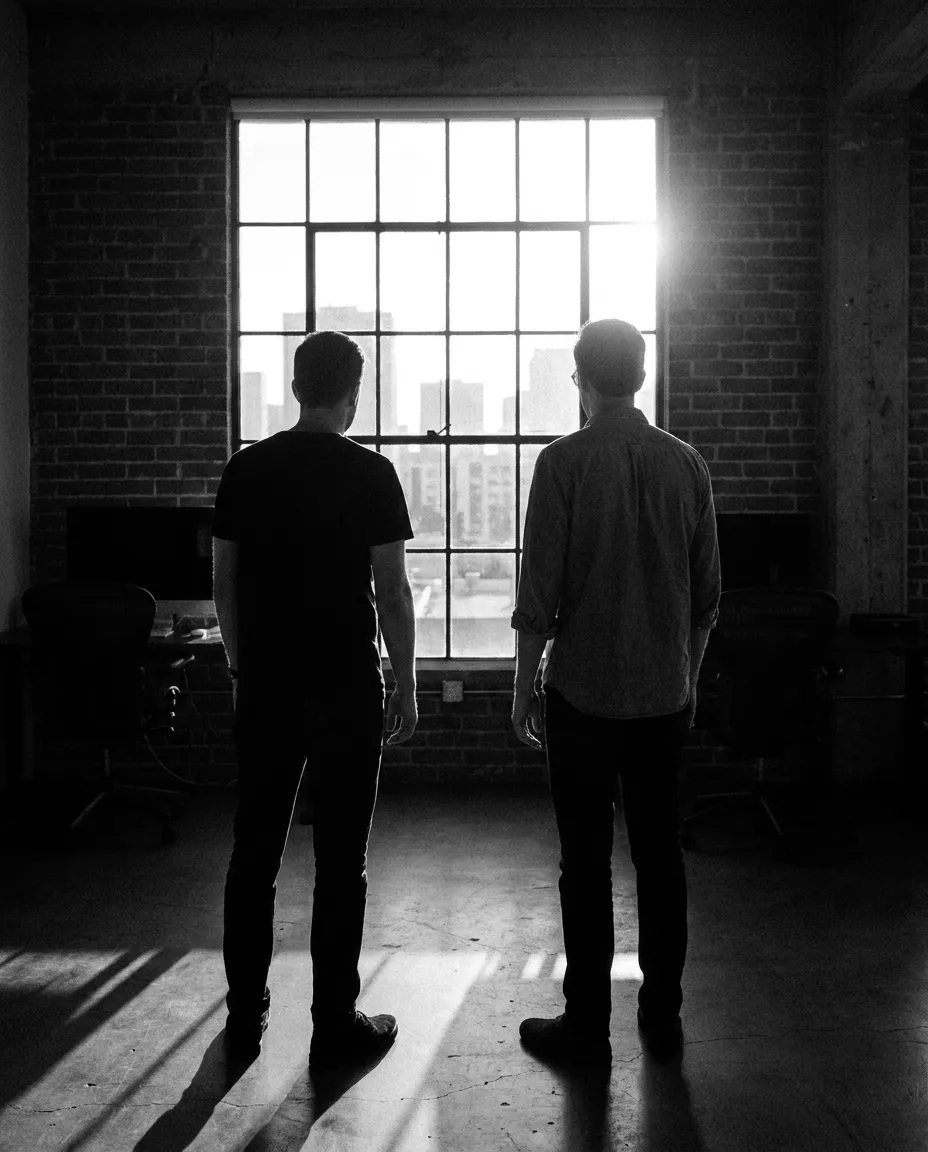 Silhouettes de dos devant la verrière du loft, San Francisco, Ven 25 sept. 2026