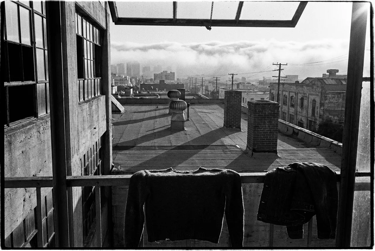 Les toits de SoMa depuis le rooftop, brume dorée du soir, San Francisco, Ven 25 sept. 2026