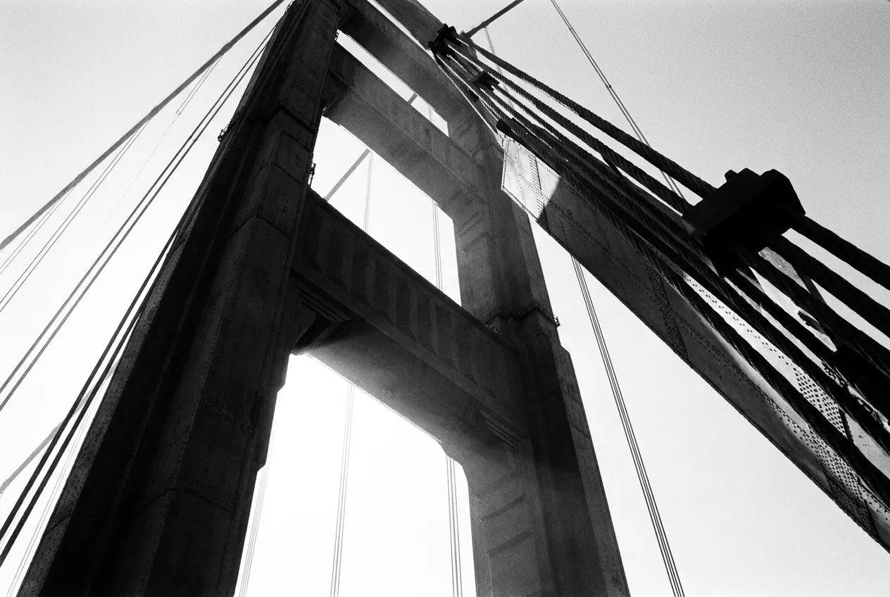Le pylône du Golden Gate vu du dessous, câbles en diagonale, San Francisco, Sam 26 sept. 2026