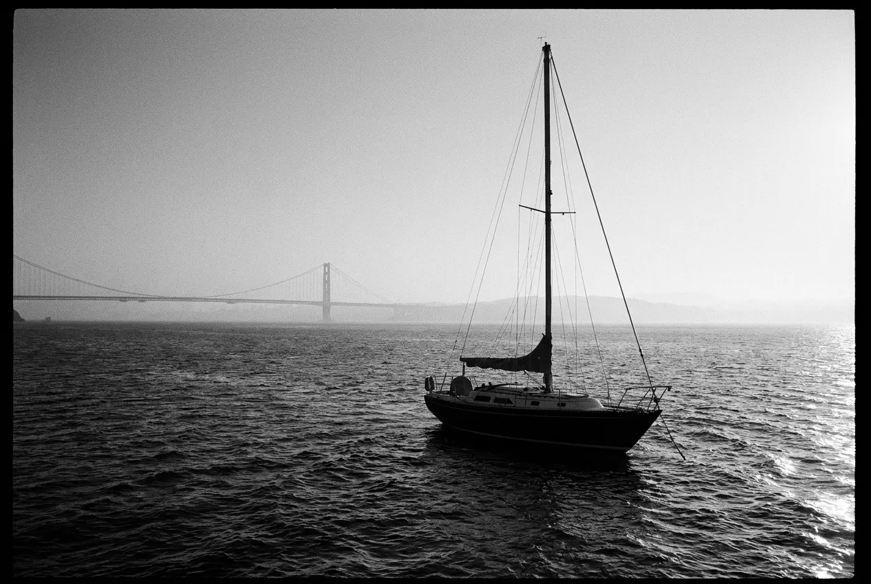 Un voilier seul dans la baie grise, San Francisco, Sam 26 sept. 2026
