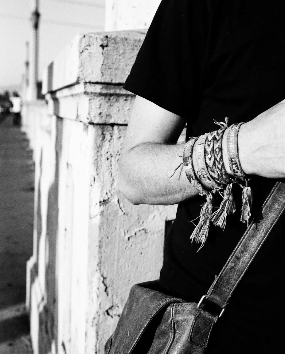 Bracelets de festival sur un poignet, San Francisco, Sam 26 sept. 2026