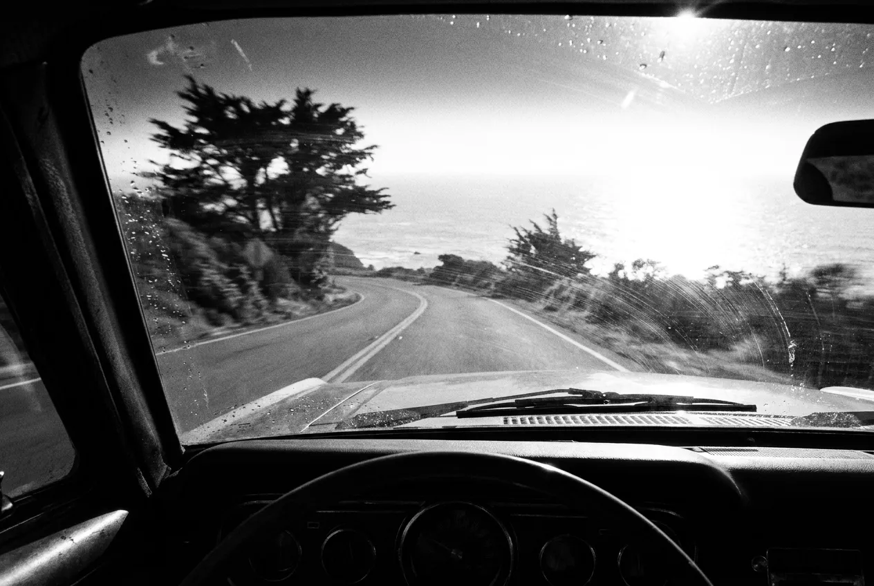 Highway 1 floue à travers le pare-brise de la Camaro, Carmel-by-the-Sea, Dim 27 sept. 2026
