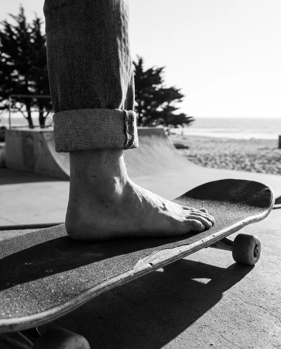 Pied nu posé sur une planche de skate, jean retroussé, Carmel-by-the-Sea, Dim 27 sept. 2026