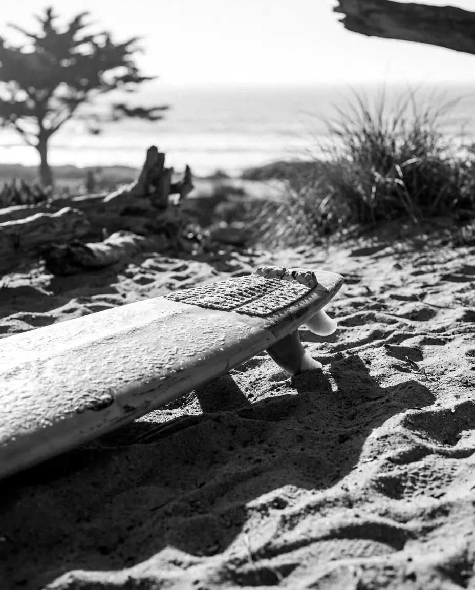 Dérives et wax d'une planche sur le sable, Carmel-by-the-Sea, Dim 27 sept. 2026