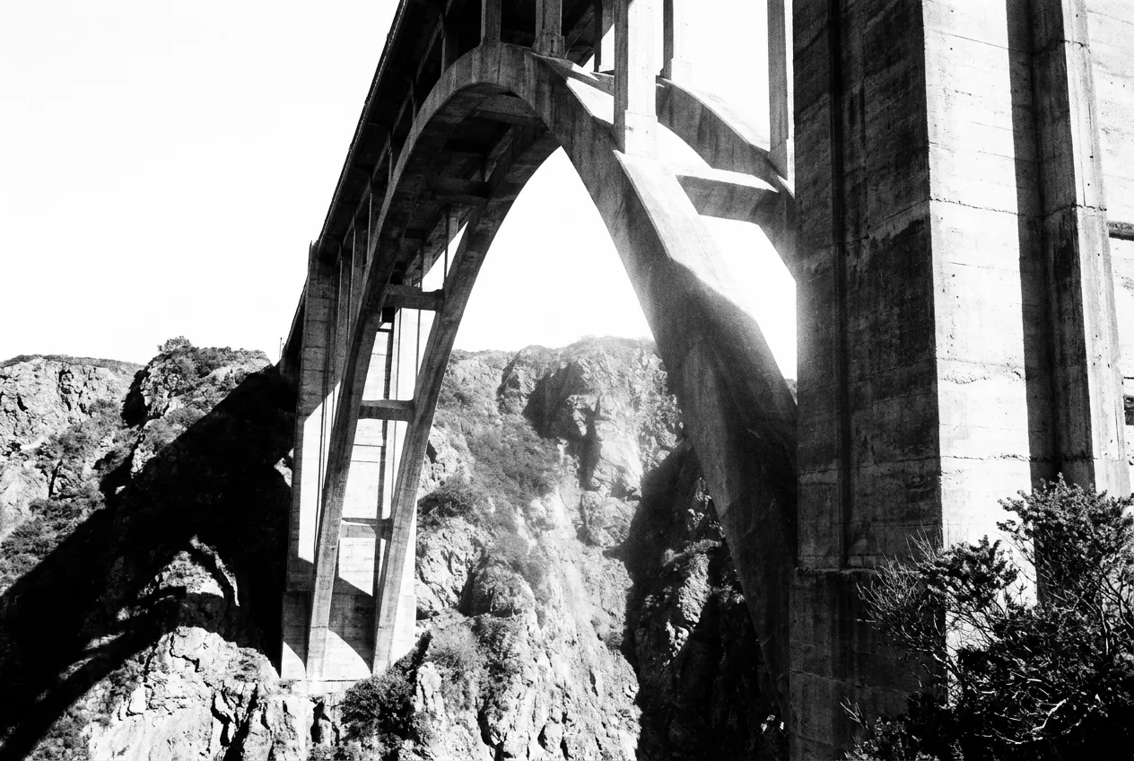 L'arche du Bixby Bridge vue d'en bas, Santa Barbara, Lun 28 sept. 2026