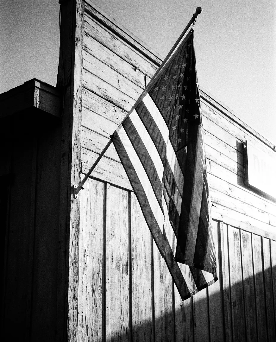 Drapeau américain sur la façade en bois du diner, Santa Barbara, Lun 28 sept. 2026