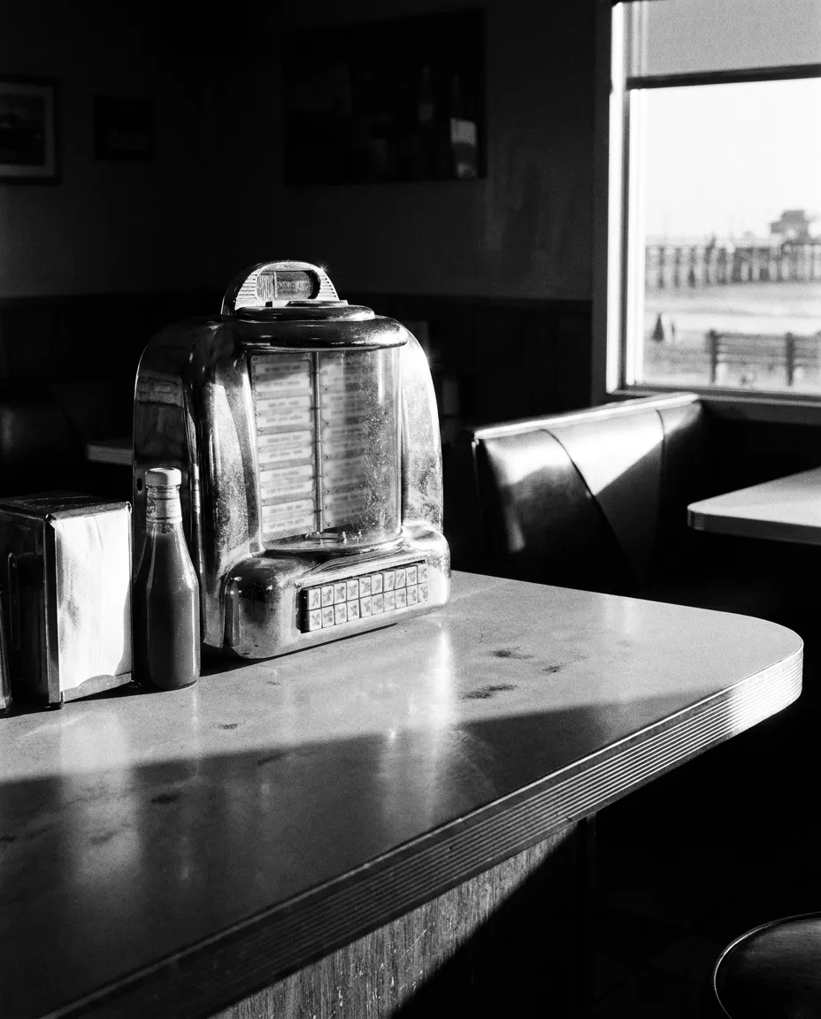Juke-box et ketchup sur le comptoir du diner, Santa Barbara, Lun 28 sept. 2026