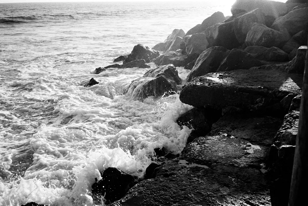 Écume sur les rochers du breakwater, Santa Monica, Mar 29 sept. 2026