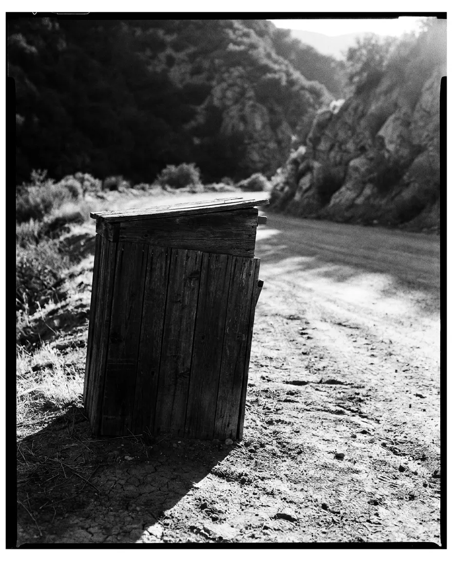 Boîte aux lettres en bois au bord de la route du canyon, Los Angeles, Mer 30 sept. 2026
