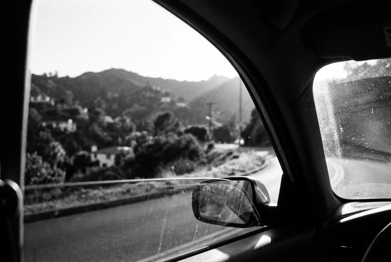 Laurel Canyon à travers la vitre de la voiture, Los Angeles, Mer 30 sept. 2026