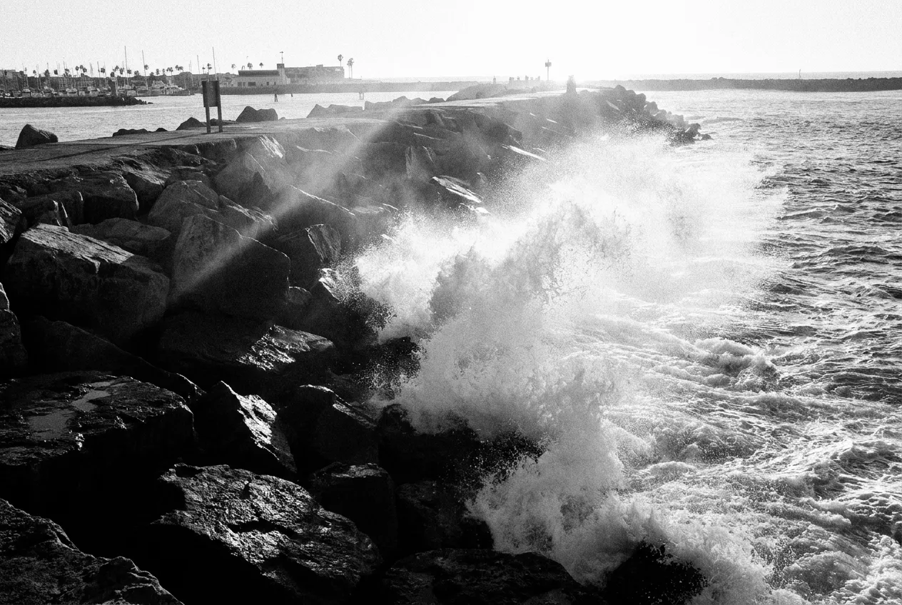 La vague qui explose sur la jetée du Wedge, Newport Beach, Jeu 1er oct. 2026