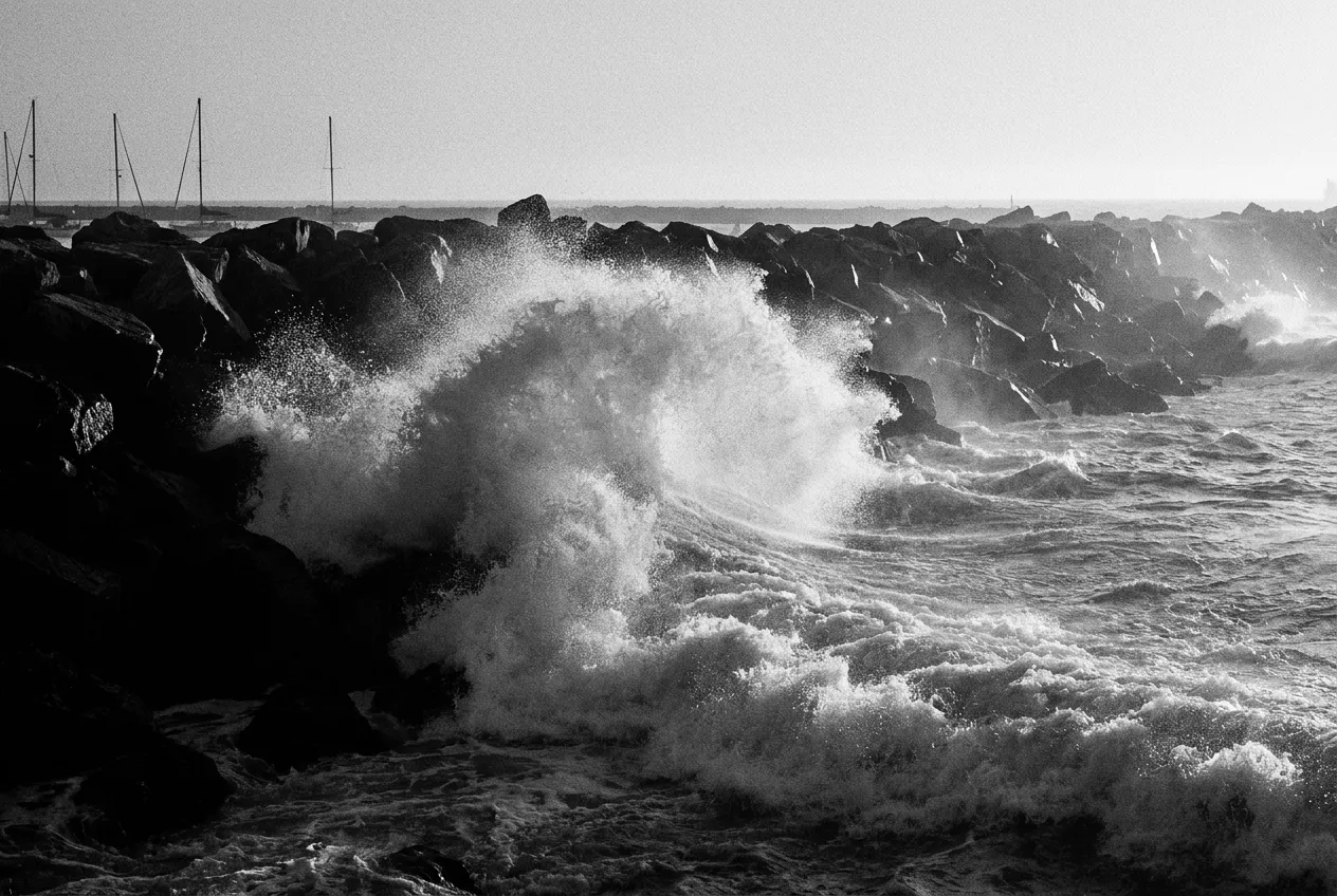Vague qui explose sur la jetée du Wedge, Newport Beach, Jeu 1er oct. 2026
