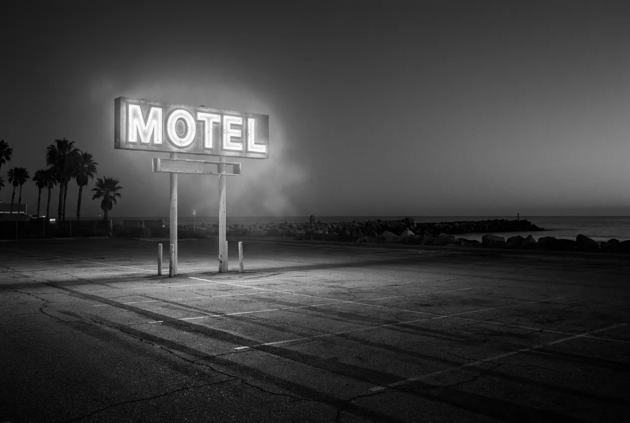 L'enseigne du motel allumée, parking vide, Newport Beach, Jeu 1er oct. 2026