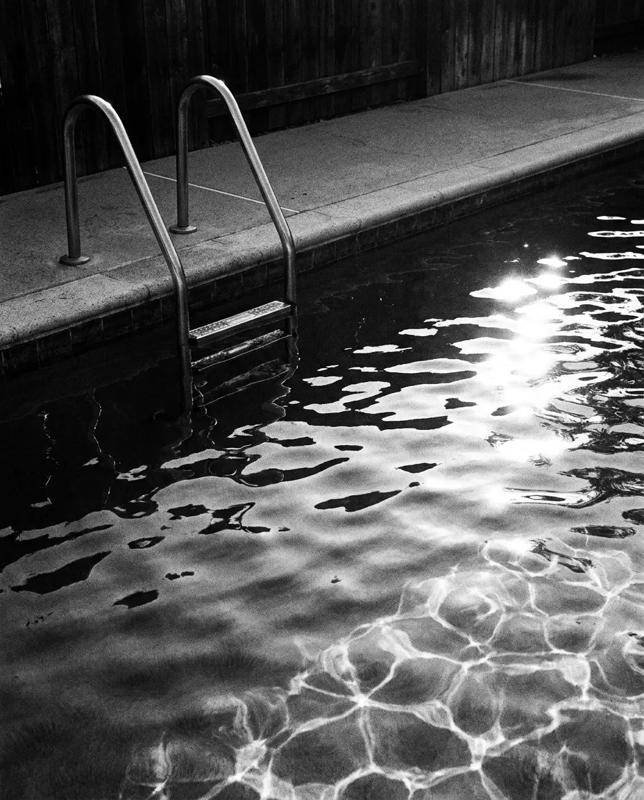 Échelle de piscine et reflets sur l'eau, Newport Beach, Jeu 1er oct. 2026