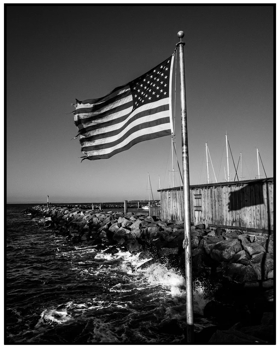 Drapeau américain qui claque sur le mât du port, Newport Beach, Jeu 1er oct. 2026