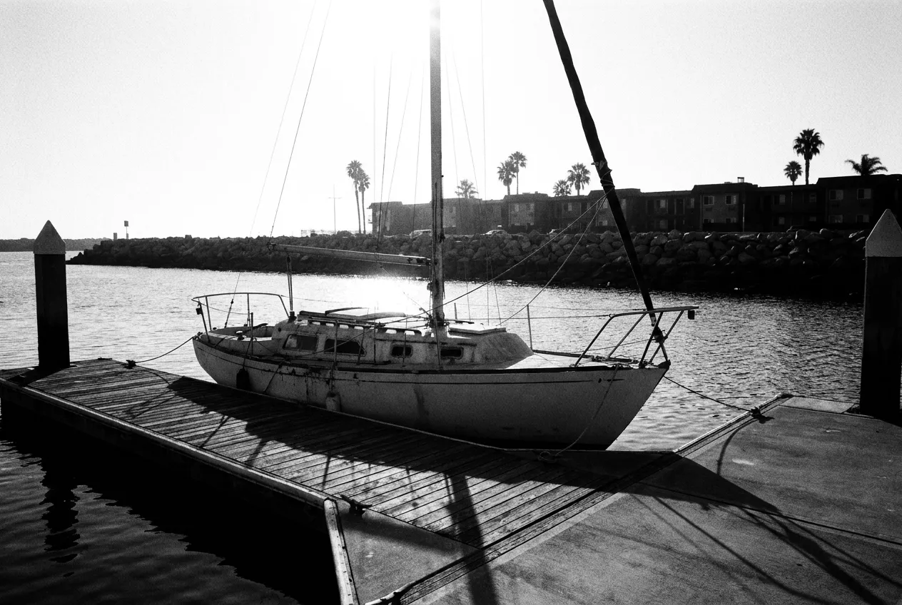 Un seul voilier au ponton, à contre-jour, Newport Beach, Jeu 1er oct. 2026