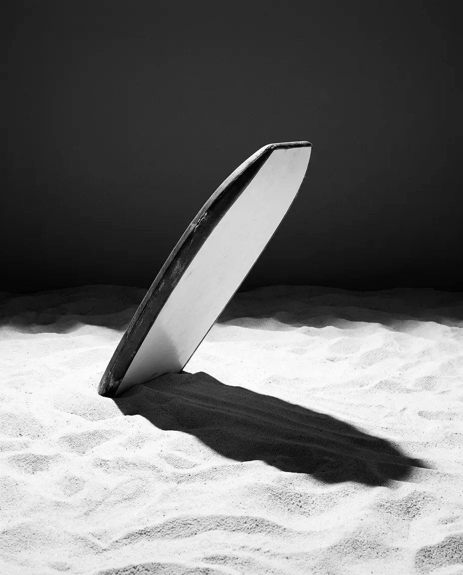 Planche de bodyboard plantée dans le sable blanc, Cancún, Ven 2 oct. 2026