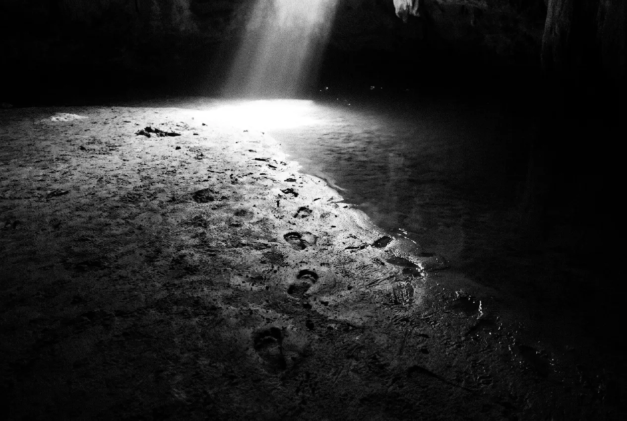 Traces de pas qui entrent dans l'eau, Cancún, Ven 2 oct. 2026