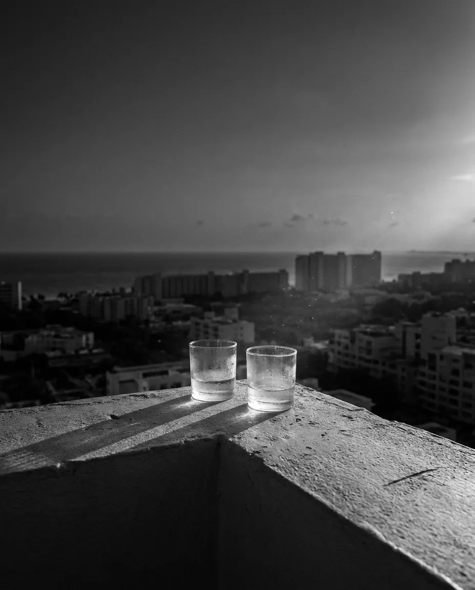 Verres sur le rebord du rooftop, la ville en bas, Cancún, Ven 2 oct. 2026