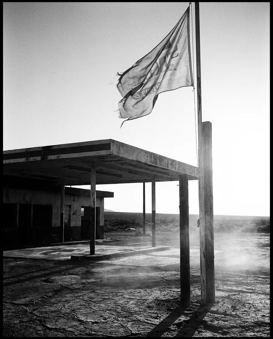 Drapeau délavé au-dessus de la station-service, Death Valley, Sam 3 oct. 2026