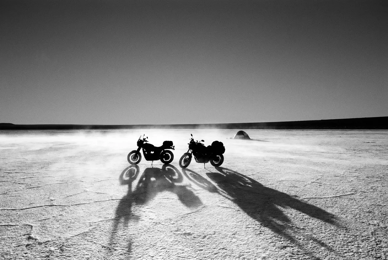 Deux motos et une tente dans le désert, au loin, Death Valley, Sam 3 oct. 2026