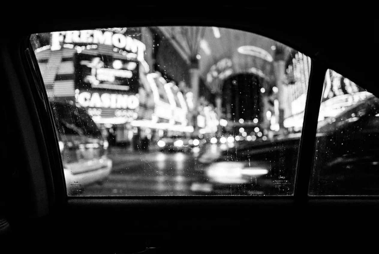 Fremont Street floue à travers la vitre du taxi, Las Vegas, Dim 4 oct. 2026