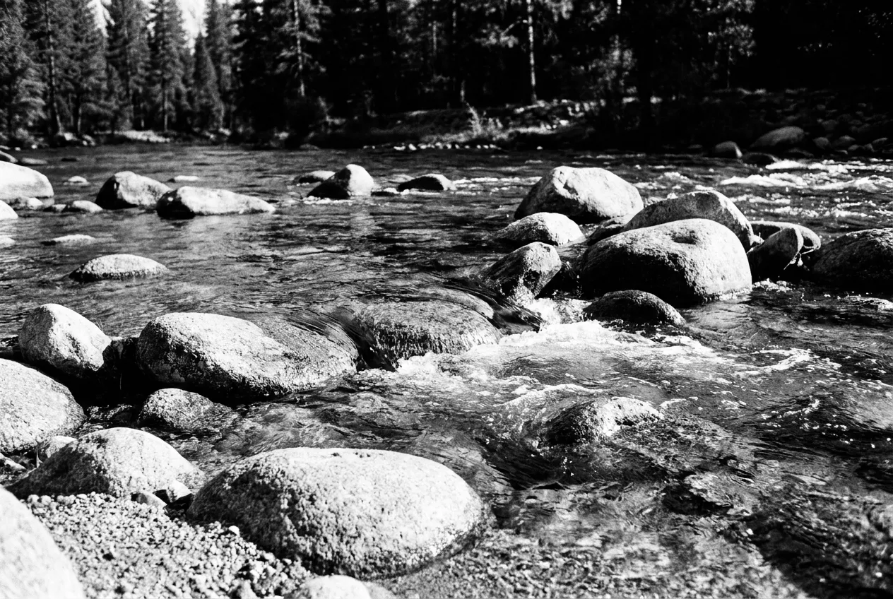 Galets et eau vive de la Merced, Yosemite, Lun 5 oct. 2026