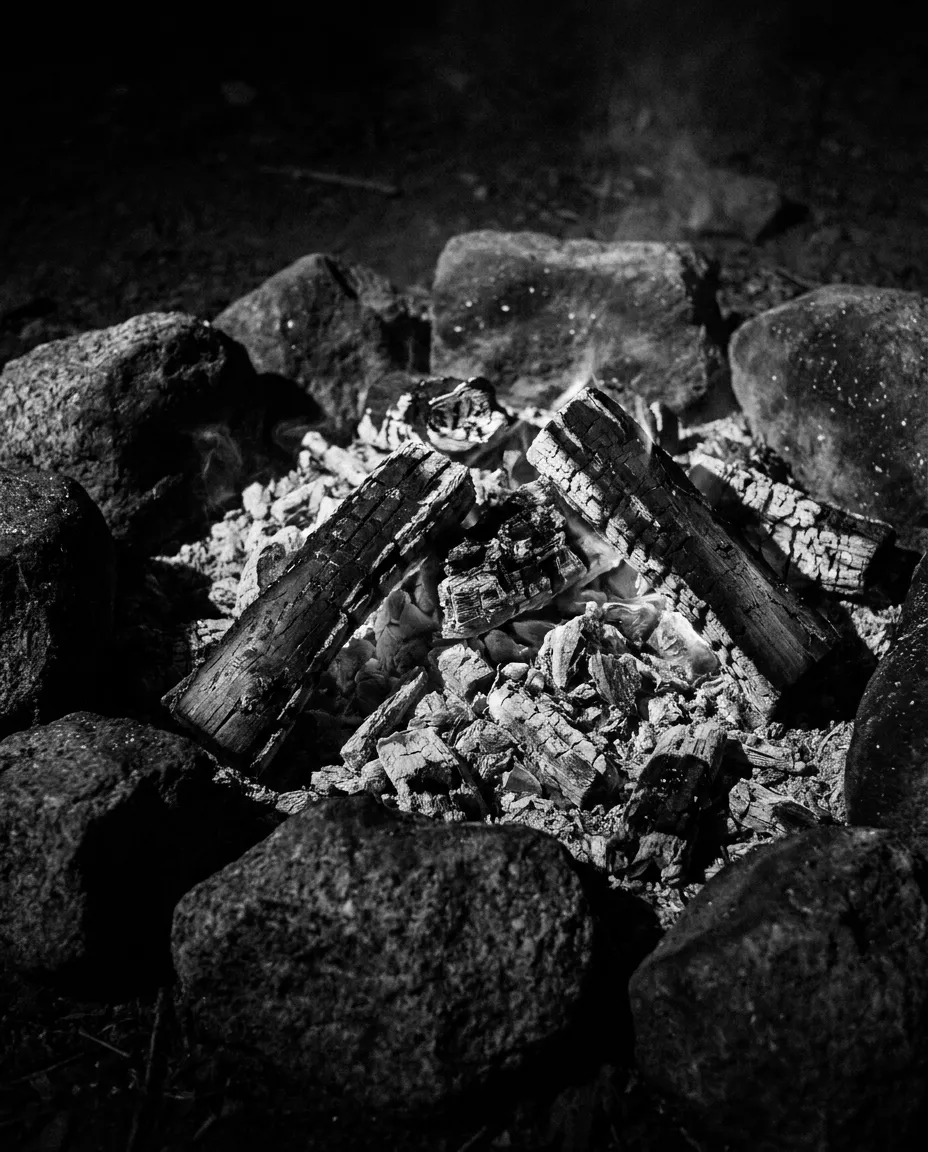 Braises du feu de camp, gros plan, Yosemite, Lun 5 oct. 2026