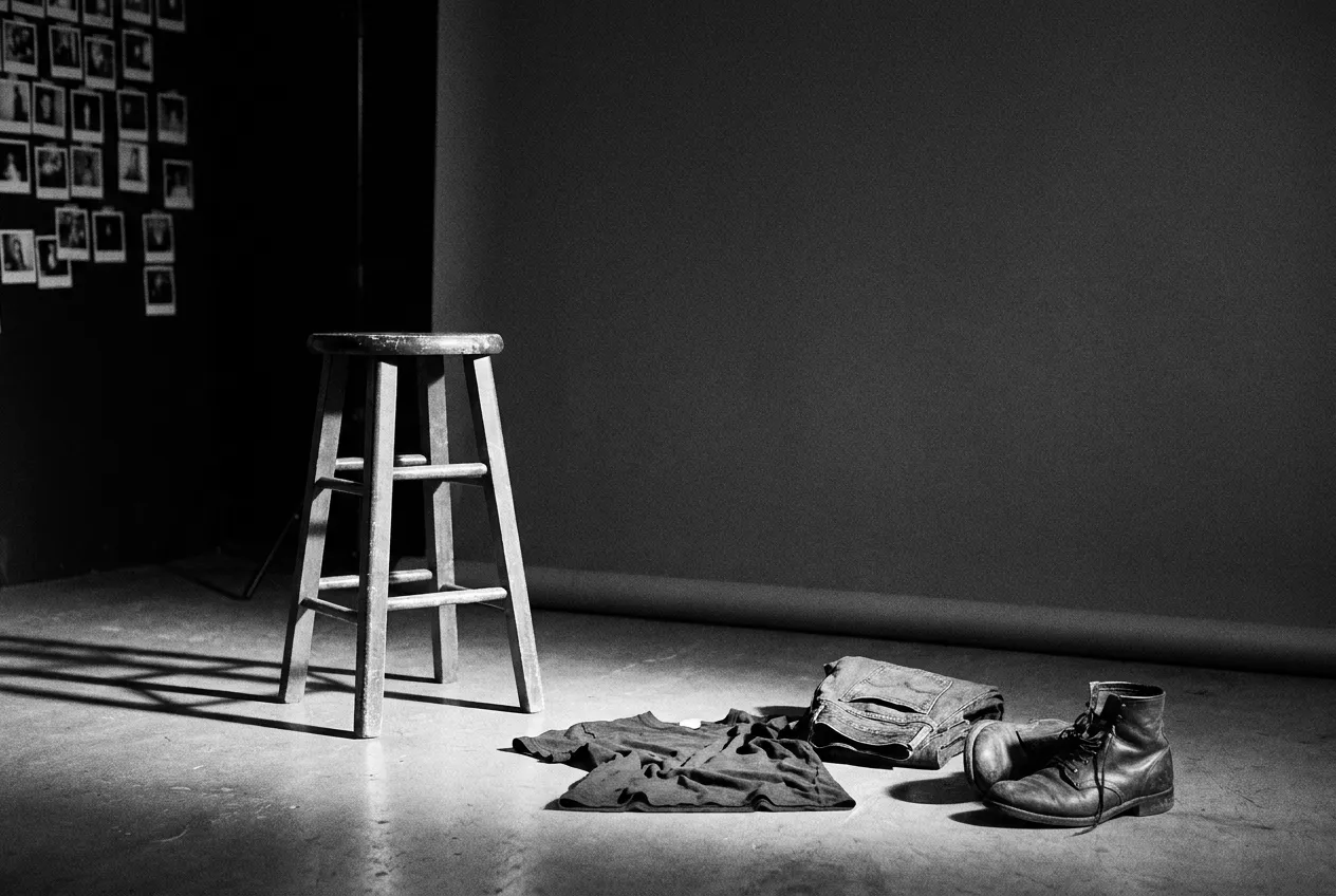Le studio vide, fond noir et tabouret, après la dernière photo, San Francisco, Mer 7 oct. 2026
