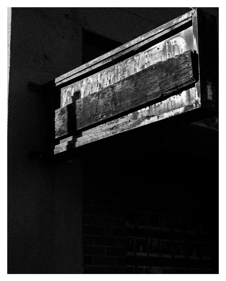 Enseigne de bar de North Beach, texte illisible, San Francisco, Mer 7 oct. 2026