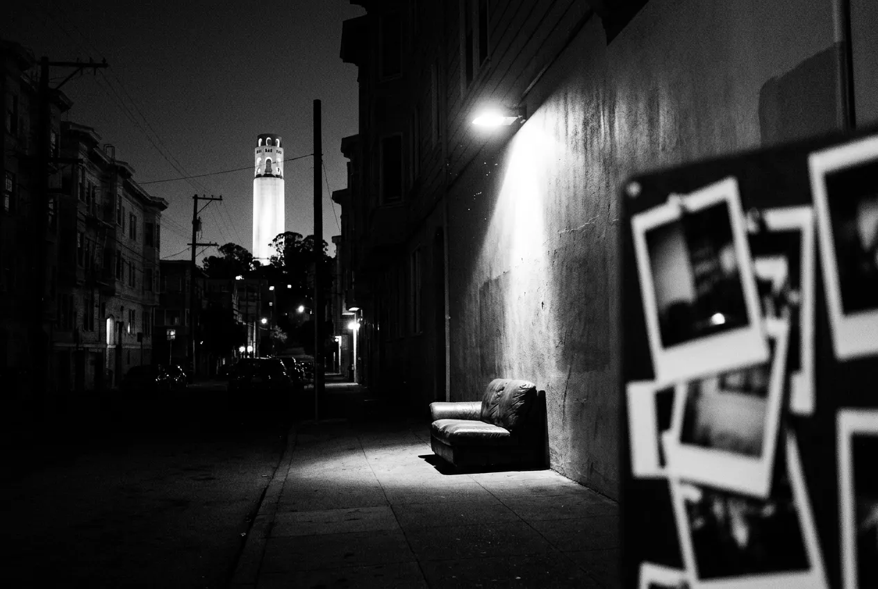 La Coit Tower éclairée depuis North Beach, San Francisco, Mer 7 oct. 2026