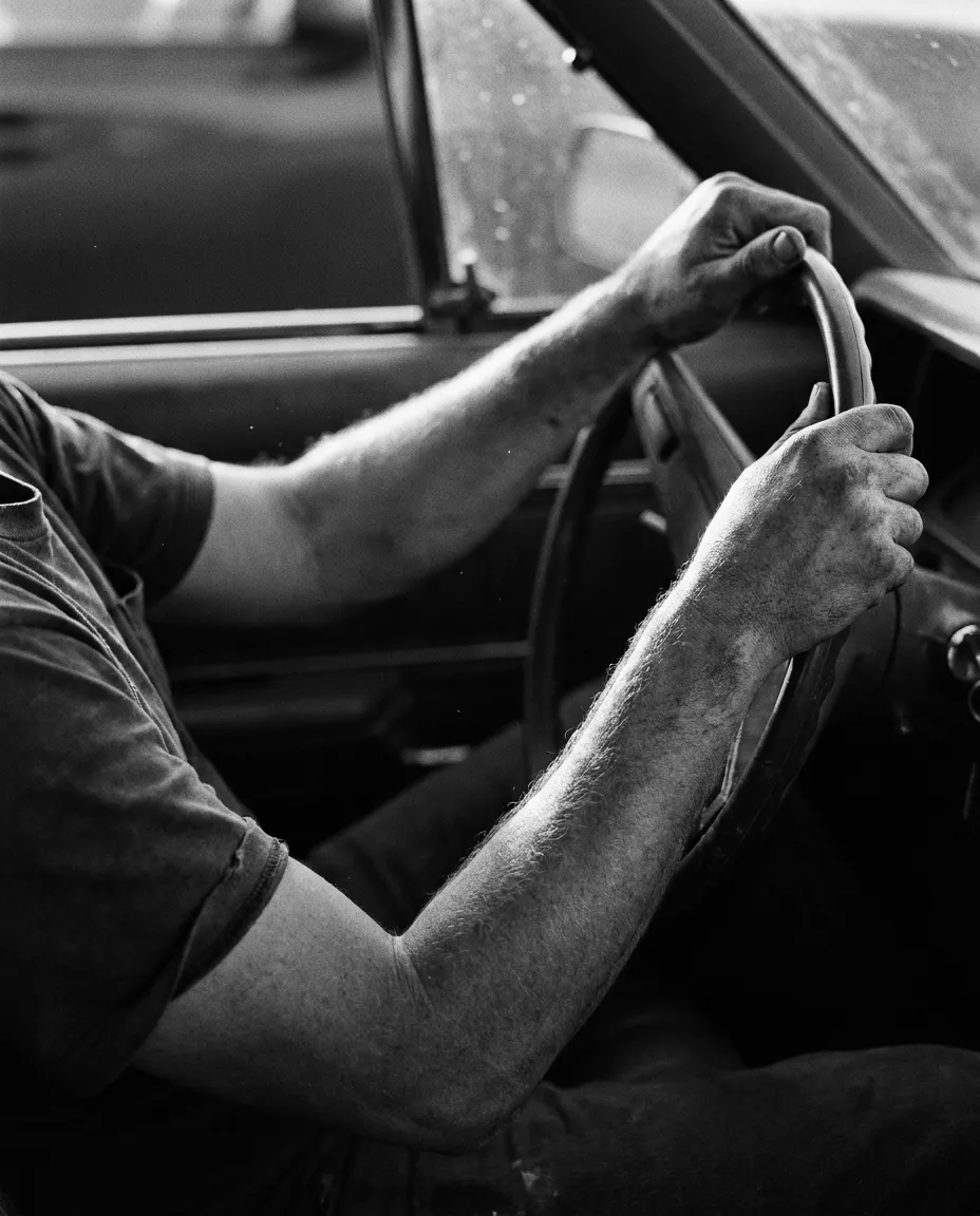 Mains poussiéreuses posées sur le volant, San Francisco, Mer 7 oct. 2026
