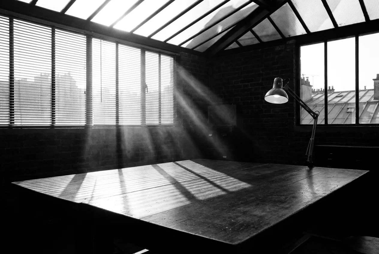 Rai de soleil sur une table vide, Le bureau, Mar 11 août 2026