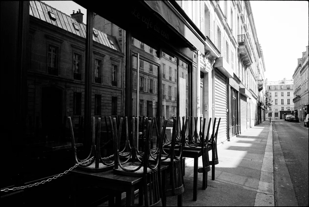 Le café du coin fermé, chaises retournées sur les tables, Le bureau, Mar 11 août 2026