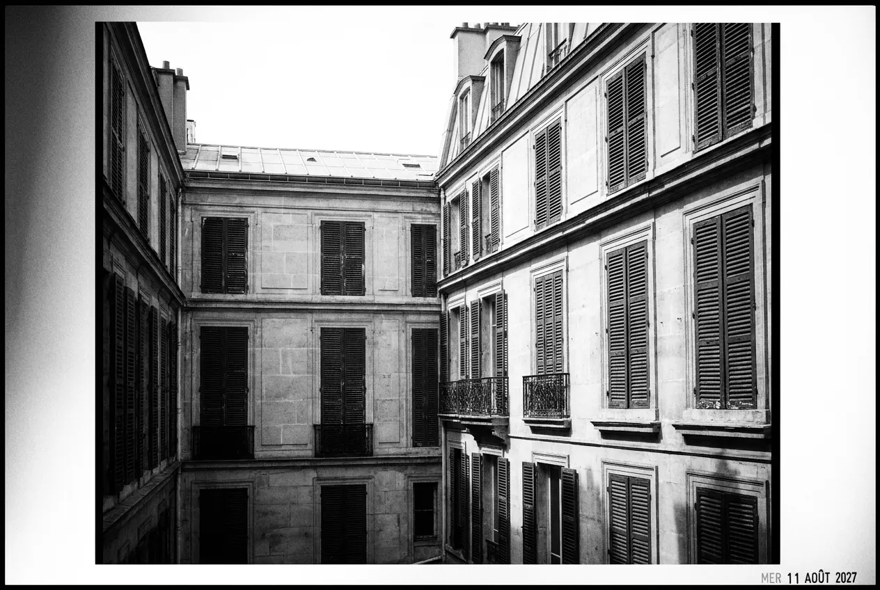 La cour haussmannienne, volets clos à tous les étages, Le bureau, Mar 11 août 2026