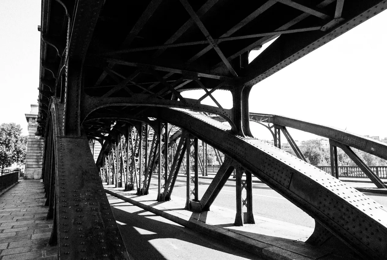 La charpente rivetée du pont de l'Europe vue du dessous, Quartier de l'Europe, Mer 12 août 2026