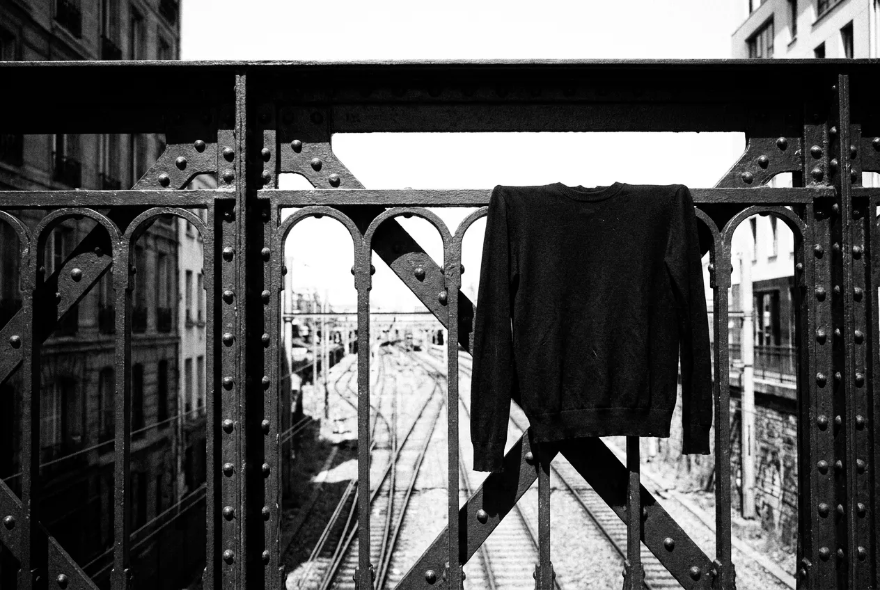 Les rails de Saint-Lazare à travers le garde-corps du pont, Quartier de l'Europe, Mer 12 août 2026