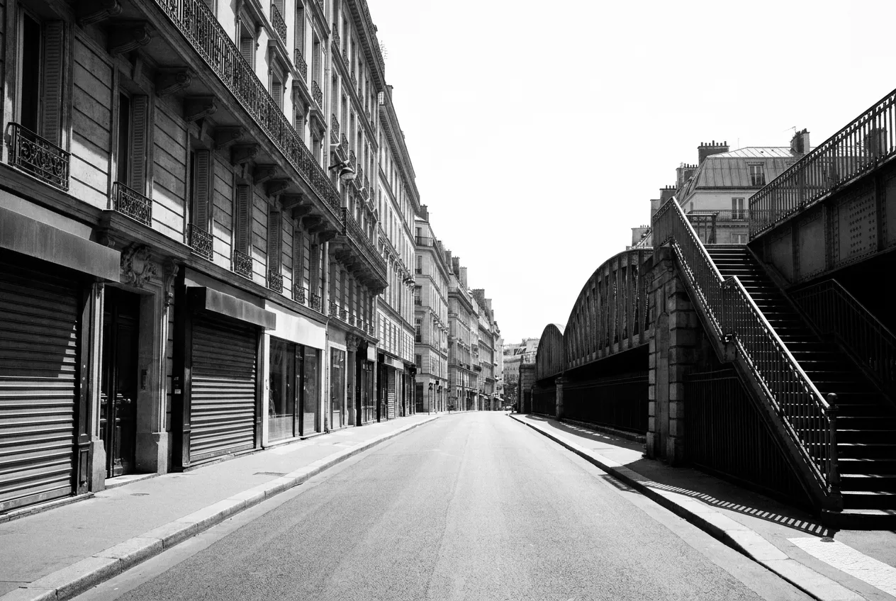 La rue de Rome vide à midi, rideaux de fer baissés, Quartier de l'Europe, Mer 12 août 2026