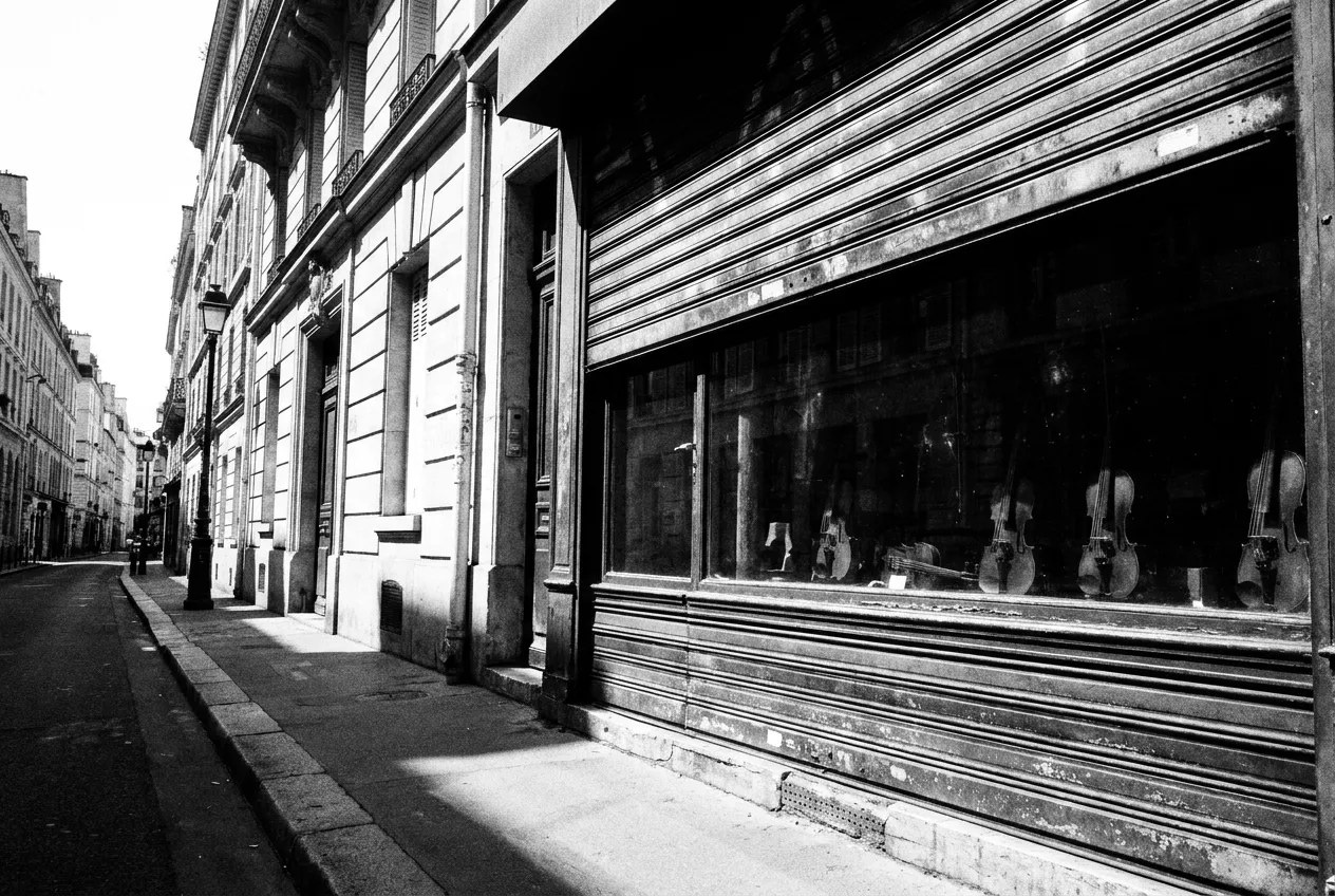 Les vitrines de luthiers de la rue de Rome, violons derrière le rideau de fer, Quartier de l'Europe, Mer 12 août 2026