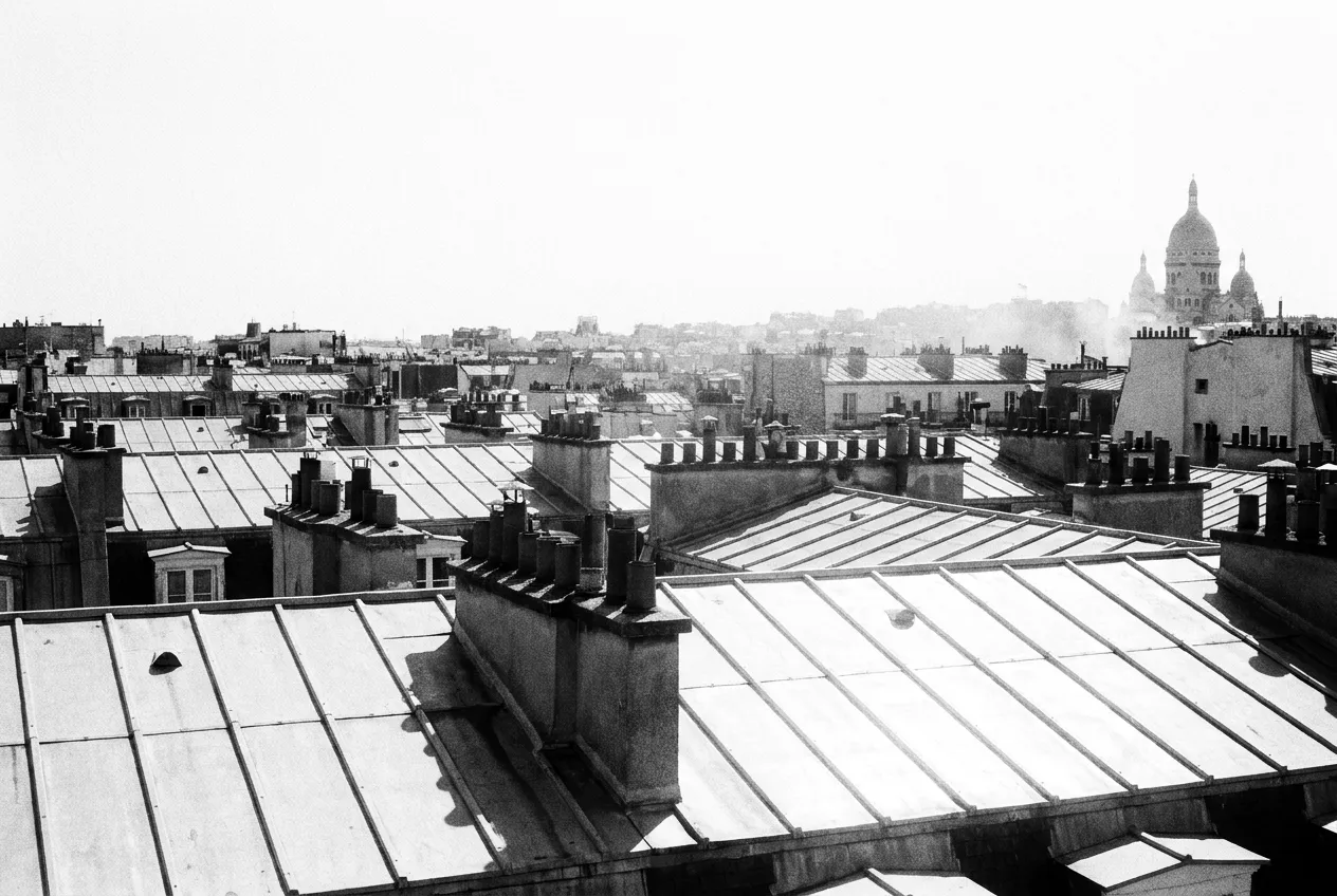 La mer des toits en zinc jusqu'au Sacré-Cœur, petit et décentré dans la brume, Les toits, Jeu 13 août 2026