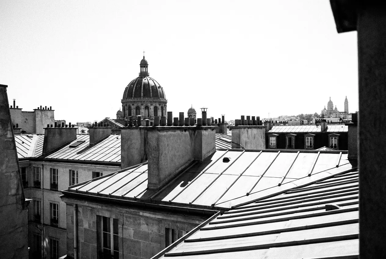 Le dôme de Saint-Augustin qui dépasse des toits, Les toits, Jeu 13 août 2026