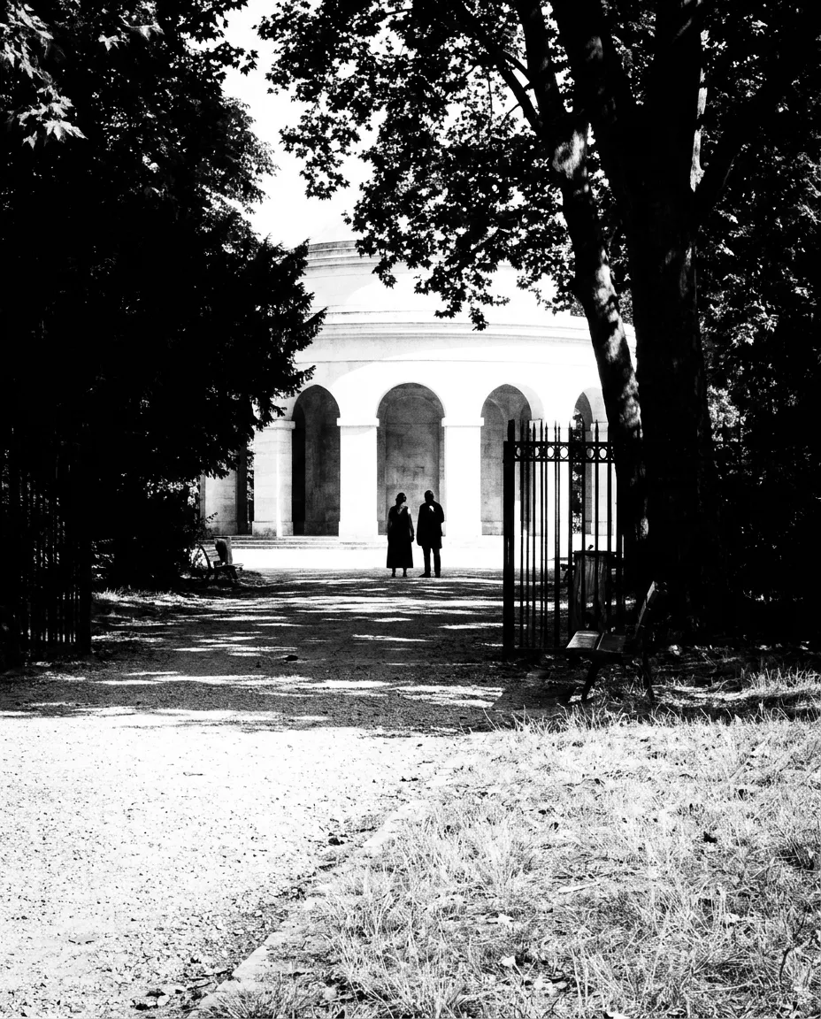 Deux silhouettes au loin sous la rotonde de Ledoux, Parc Monceau, Ven 14 août 2026
