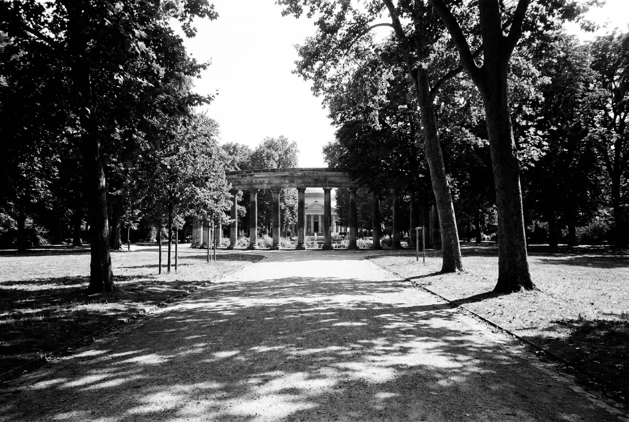 La grande allée du parc vide à midi, Parc Monceau, Ven 14 août 2026