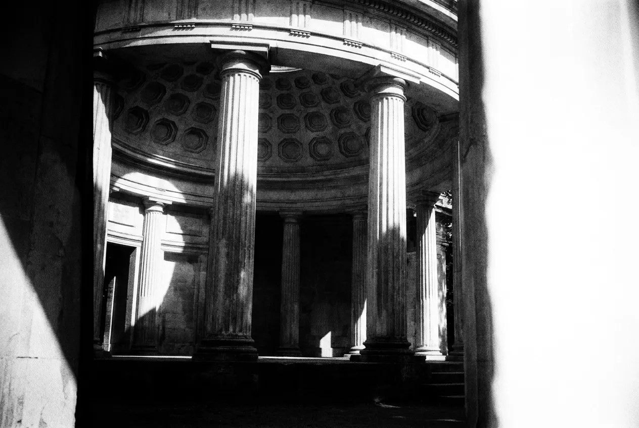 La rotonde de Ledoux vue du dessous, dôme et colonnes, Parc Monceau, Ven 14 août 2026