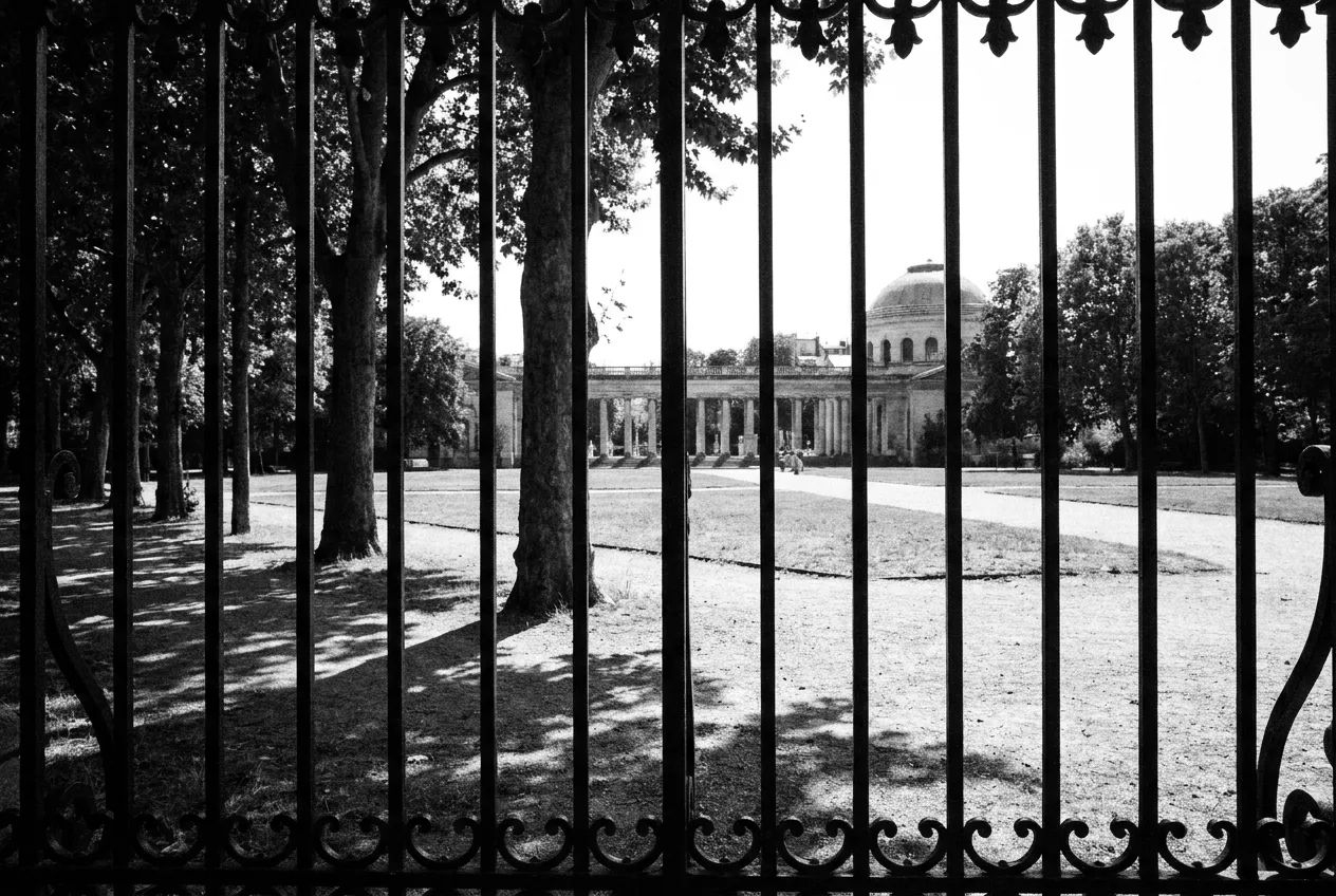Le parc à travers les grilles noir et or, Parc Monceau, Ven 14 août 2026
