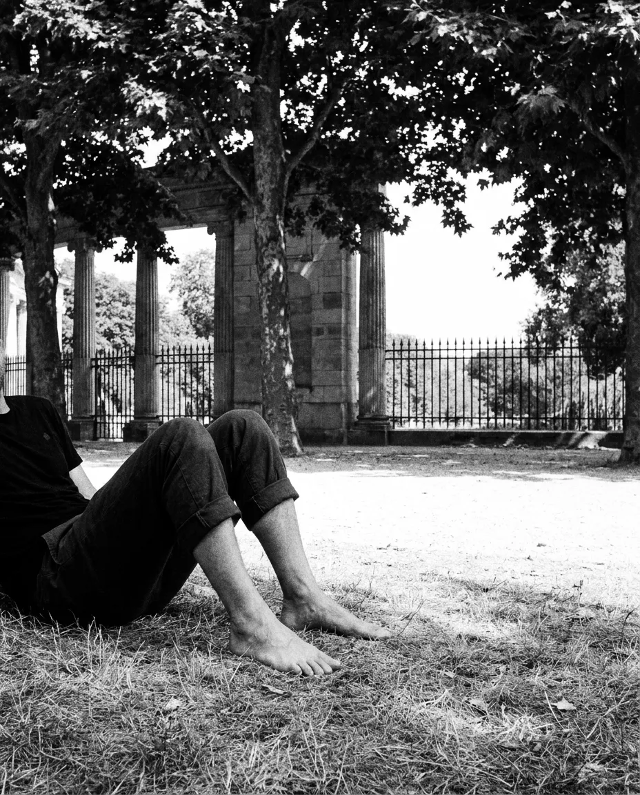 Pieds nus dans l'herbe jaunie, Parc Monceau, Ven 14 août 2026