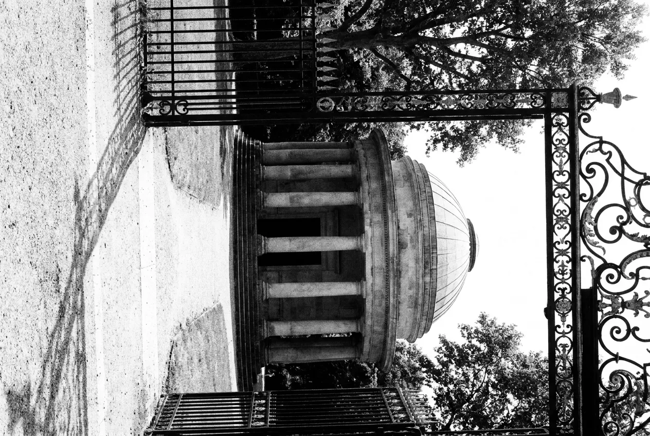 La rotonde de Ledoux, dôme et colonnes, à l'entrée du parc, Parc Monceau, Ven 14 août 2026