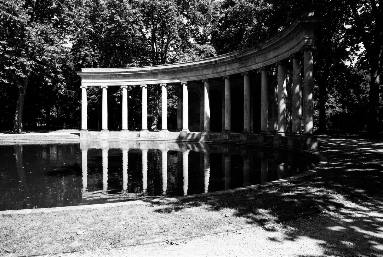 La colonnade de la Naumachie qui se reflète dans le bassin, Parc Monceau, Ven 14 août 2026