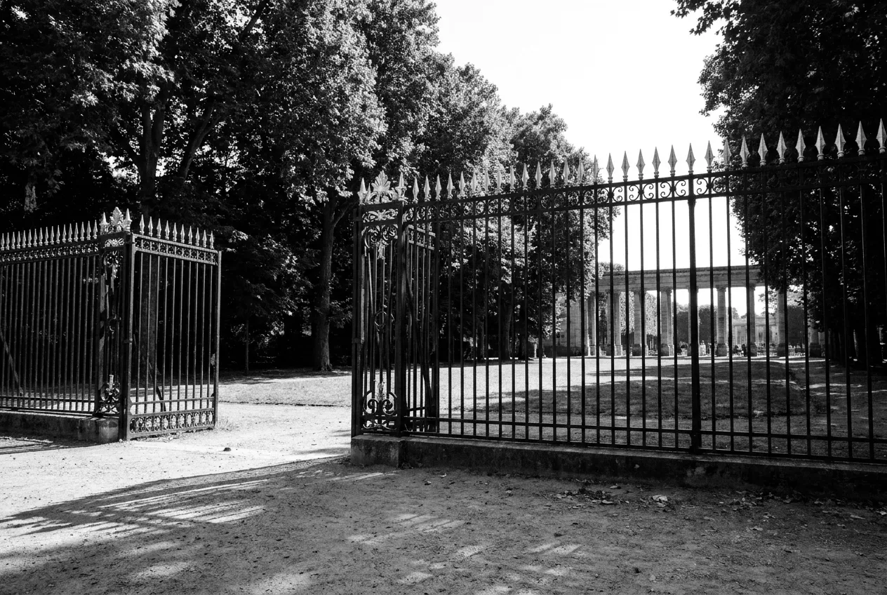 Les grilles noir et or, dorures qui brûlent au soleil, Parc Monceau, Ven 14 août 2026